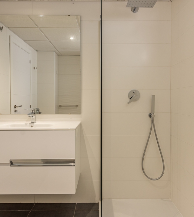 Resa Estates Ibiza te koop appartement Vadella Mar zee zicht badkamer.jpg